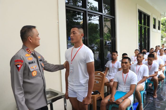 Irjen Pol Imam Sugianto memantau langsung pelaksanaan pemeriksaan kesehatan (Rikkes) tahap pertama Akademi Kepolisian (Akpol) Tahun Anggaran (TA) 2023 di Ruang Mahakam Polda Kaltim Foto: Humas Polda Kaltim