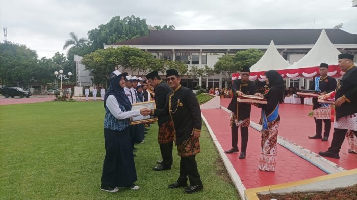 Wali Kota Balikpapan H Rahmad Mas'ud saat menyerahkan penghargaan di Hardiknas tahun 2023 di Halaman Balai Kota Balikpapan, Selasa (2/5/2023). Foto: Niken/BorneoFlash.com