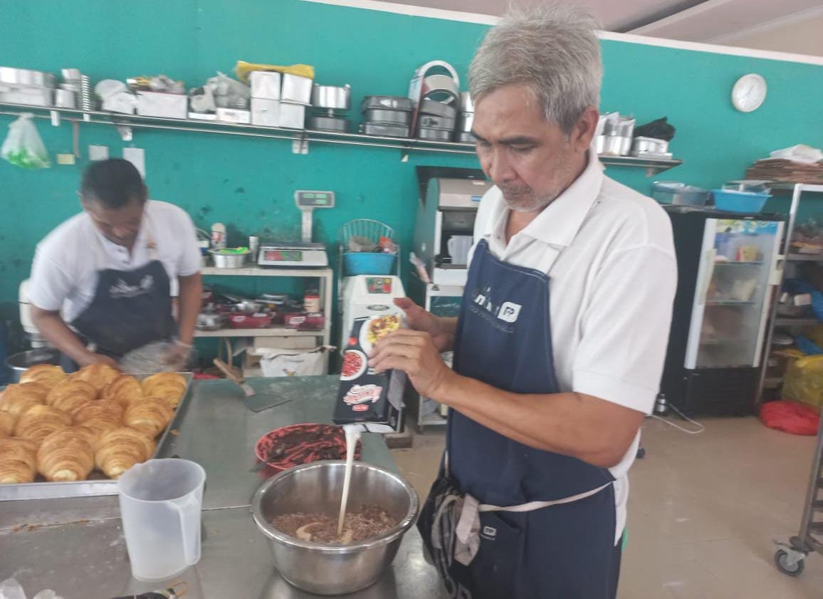 Warga Binaan Pemasyarakatan Lapas Kelas II A Balikpapan sedang memproduksi Roti dengan berbagai variant rasa dan jenis Roti, di Lapas Balikpapan Foto: Ist.