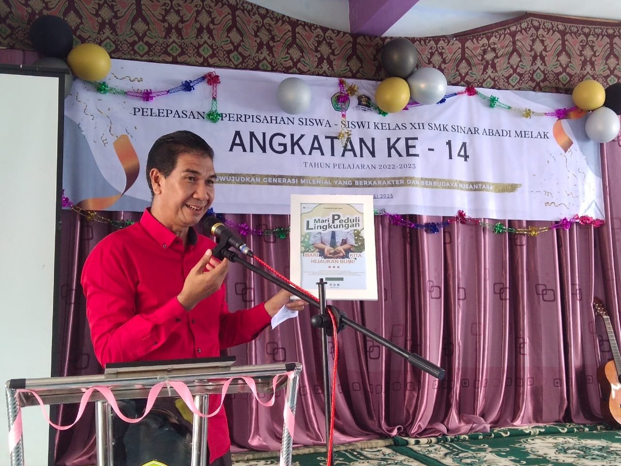 Pembina Sekolah SMK Sinar Abadi, H. Awang Suriansyah saat menyampaikan sambutan. Foto: Lilis/BorneoFlash.com