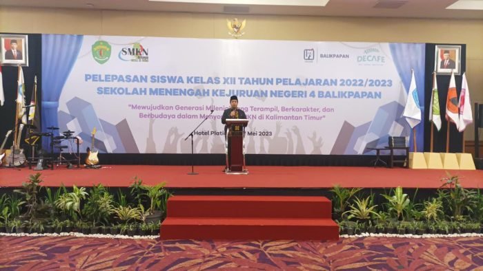 Kepala Dinas Pendidikan dan Kebudayaan Kota Balikpapan, Irfan Taufik saat membacakan sambutan Wali Kota Balikpapan H Rahmad Mas'ud, pada kegiatan pelepasan siswa kelas XII SMKN 4 Balikpapan tahun 2022/2023, di Hotel Platinum Balikpapan, Minggu (7/5/2023). Foto: Niken/BorneoFlash.com
