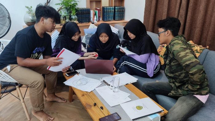 Proses pembuatan film pendek berjudul "Kepohonan" karya para pelajar SMAN 1 Bontang yang berhasil merebut juara 1 dalam ajang FLS2N sangat menarik. Foto: Ist/BorneoFlash.com