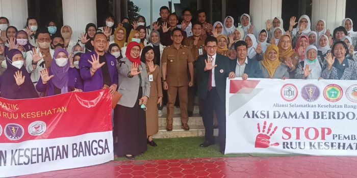 Tolak RUU Kesehatan Omnibus Law, Lima Organisasi Profesi Kota Balikpapan Lakukan Aksi Damai