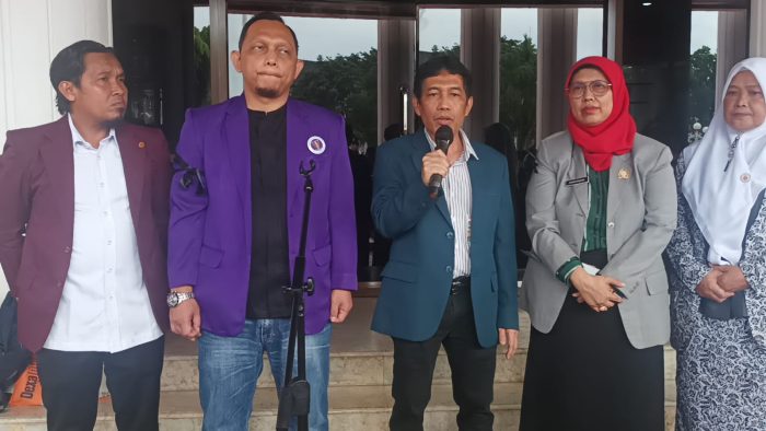 Ketua Ikatan Dokter Indonesia Kota Balikpapan dr Natsir Akil mengatakan aksi damai atas penolakan tersebut ditandai dengan pemasangan pita hitam Foto: Niken/BorneoFlash.com