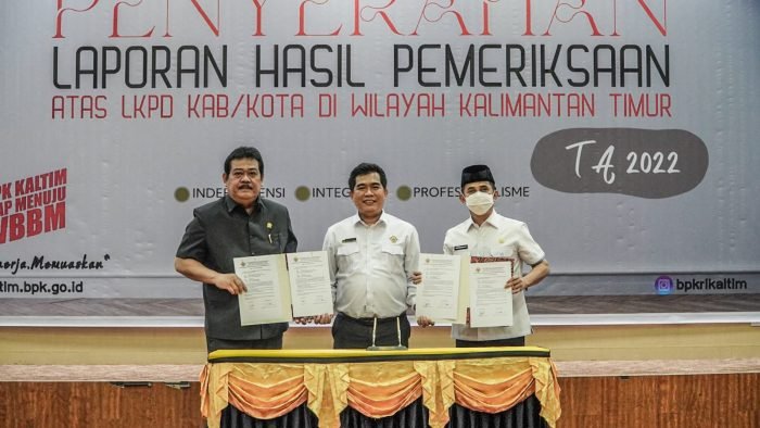 Ketua DPRD Kota Balikpapan Abdulloh, S.Sos dan Wali Kota Balikpapan, H.Rahmad Masud, S.E ., M.E menerima laporan hasil pemeriksaan BPK, di Auditorium Kantor Badan Pemeriksa Keuangan Republik Indonesia Perwakilan Provinsi Kalimantan Timur di Kota Samarinda, pada hari Rabu (10/5/2023).(Foto:BorneoFlash.com/ist).