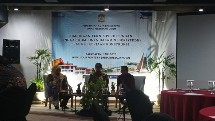 Sekretaris Daerah (Sekda) Kota Balikpapan, Muhaimin saat membuka bimtek perhitungan TKDN pada pekerjaan konstruksi, di Hotel Four Point Balikpapan pada hari Kamis (11/5/2023). Foto: Niken/BorneoFlash.com
