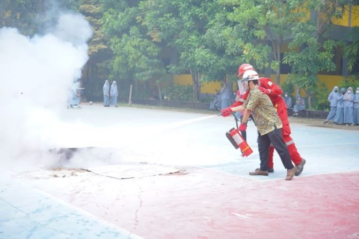 Gelar Fireman Goes To School, Kilang Pertamina Unit Balikpapan Edukasi Penanganan Kebakaran Foto: Ist/HO/