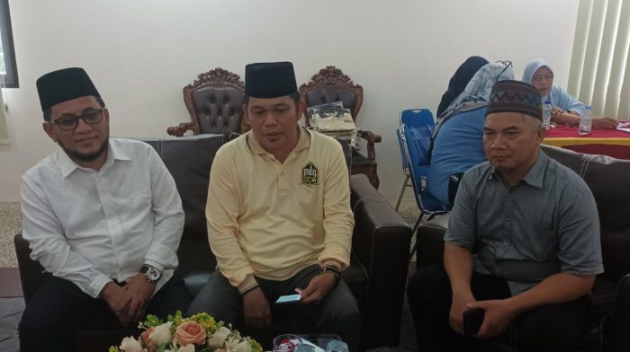 Asisten Tata Pemerintah Setda Kota Balikpapan sekaligus Ketua I MTQ ke 44 Tingkat Kaltim, Zulkifli, didampingi Kepala Kemenag Balikpapan Johan Marpaung dan Kepala Diskominfo Balikpapan, Adamin Siregar saat  jumpa pers di BSCC Dome Balikpapan, Kamis siang (18/05/2023). Foto: Niken/BorneoFlash.com