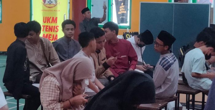 Pelajar SMP Negeri 10 Balikpapan Selatan menyaksikan lomba Hafiz Al Quran Golongan Tartil 1 juz, 5 juz Tilawah yang dilaksanakan di Universitas Mulai, Kamis (18/5/2023). Foto: Niken/BorneoFlash.com