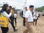 Menteri Koordinator Bidang Kemaritiman dan Investasi, Luhut Binsar Pandjaitan bersama Kepala Otorita Ibu Kota Nusantara, Bambang Susantono dan Dirjen Cipta Karya Kementerian PUPR Diana Kusumastuti, meninjau progres pembangunan IKN, pada Rabu (17/5/2023).(Foto:BorneoFlash.com/ist).