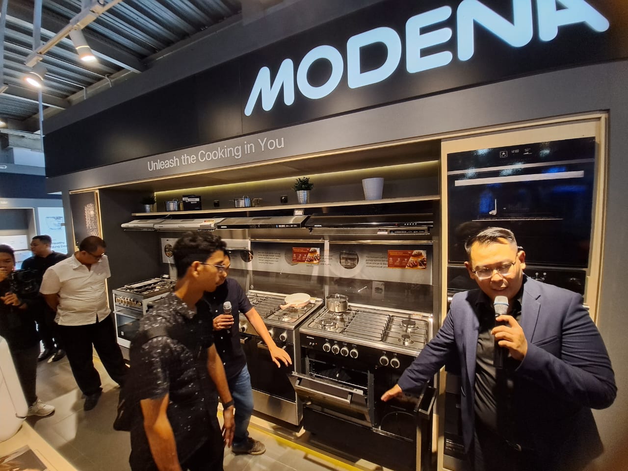 Perusahaan penyedia peralatan rumah tangga yang dengan kecanggihan teknologinya, MODENA membuka gerai di Samarinda. Foto: BorneoFlash/Ade