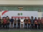 Wakil Gubernur Kaltim H Hadi Mulyadi menyerahkan bantuan hibah kepada Sekretaris Jenderal Kementerian Agama RI Prof Nizar, di Aula Asrama Haji Embarkasi Balikpapan, pada hari Sabtu (20/5/2023) sore.(Foto:BorneoFlash.com/Niken).