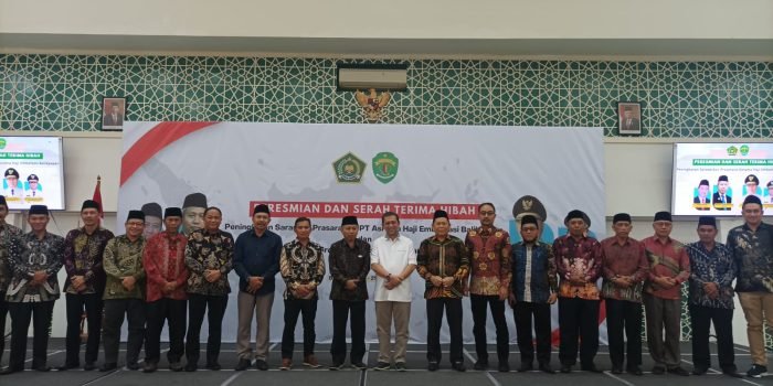 Wakil Gubernur Kaltim H Hadi Mulyadi menyerahkan bantuan hibah kepada Sekretaris Jenderal Kementerian Agama RI Prof Nizar, di Aula Asrama Haji Embarkasi Balikpapan, pada hari Sabtu (20/5/2023) sore.(Foto:BorneoFlash.com/Niken).