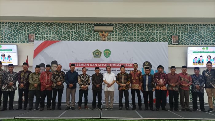 Wakil Gubernur Kaltim H Hadi Mulyadi menyerahkan bantuan hibah kepada Sekretaris Jenderal Kementerian Agama RI Prof Nizar, di Aula Asrama Haji Embarkasi Balikpapan, pada hari Sabtu (20/5/2023) sore.(Foto:BorneoFlash.com/Niken).