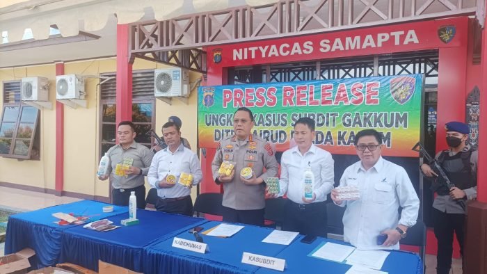 Kepala Bidang Humas Polda Kaltim, Kombes Pol Yusuf Sutejo didampingi Kasubdit Gakkum Ditpolairud Polda Kaltim, Kompol Adik Listiyono saat press release pengungkapan kasus tindak pidana kesehatan, di Halaman Mako Polairud Polda Kaltim, pada hari Senin (22/5/2023). foto: Ist