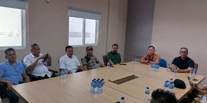 Komisi III Dewan Perwakilan Rakyat Daerah Kota Balikpapan bersama instansi pemerintah lakukan Inspeksi Mendadak di Perumahan Grand City, pada hari Selasa (23/5/2023). Foto: Niken/BorneoFlash.com
