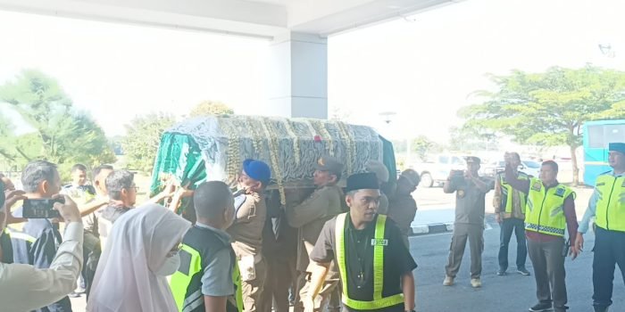 Kedatangan Jenazah Istri Gubernur Kalimantan Timur di Bandara Sultan Aji Muhammad Sulaiman Sepinggan Balikpapan, Kamis, (25/05/2023). Foto: Niken/BorneoFlash.com