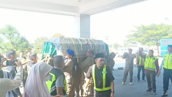 Kedatangan Jenazah Istri Gubernur Kalimantan Timur di Bandara Sultan Aji Muhammad Sulaiman Sepinggan Balikpapan, Kamis, (25/05/2023). Foto: Niken/BorneoFlash.com
