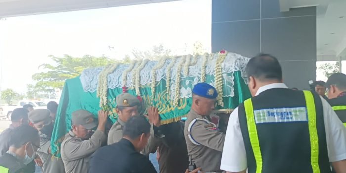 Kedatangan Jenazah Norbaiti binti Amlan Tasin yakni, istri Gubernur Kaltim tiba di Bandara VIP SAMS Sepinggan Balikpapan sekitar pukul 09:12 WITA pada hari Kamis (25/5/2023).(Foto: BorneoFlash.com/Niken).