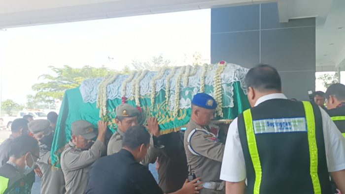 Kedatangan Jenazah Norbaiti binti Amlan Tasin yakni, istri Gubernur Kaltim tiba di Bandara VIP SAMS Sepinggan Balikpapan sekitar pukul 09:12 WITA pada hari Kamis (25/5/2023).(Foto: BorneoFlash.com/Niken).