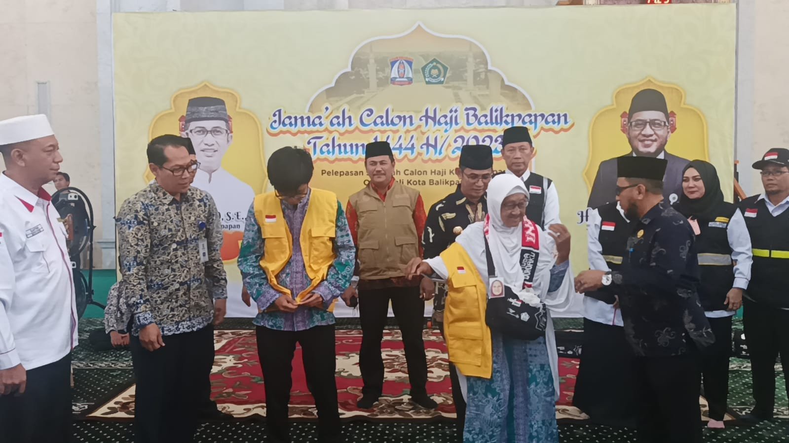 Wali Kota Balikpapan saat melepas keberangkatan jemaah haji Kota Balikpapan di Masjid Madinatul Iman Islamic Center, pada hari Kamis (25/5/2023).