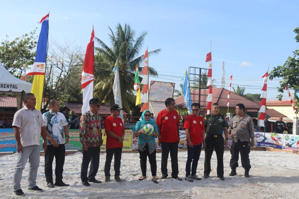 Ajang Bergengsi! Turnamen Bola Voli Pantai Bupati Cup 2023 Pertama di Kubar