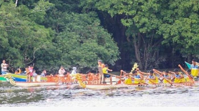 Promosikan Potensi Wisata Danau Kelumpang Kutai Barat Dinas Pariwisata Menggelar Lomba Perahu Naga Dan Ketiting.