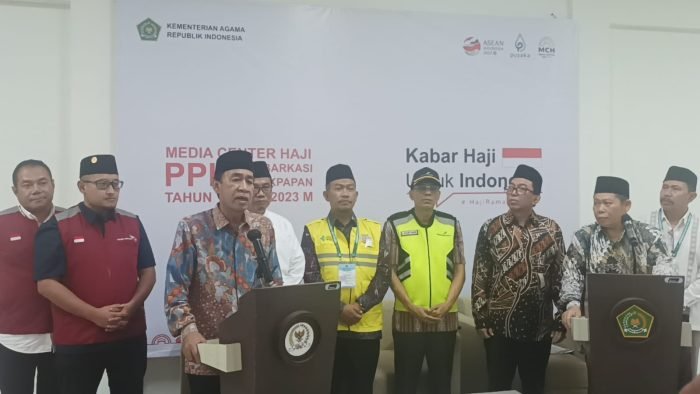 Ketua Komisi VIII DPR RI, Dr H Ashabul Kahfi bersama dua anggota yakni M Hasbi Asyidiki Jayabaya dan H Syaifullah Tamliha, saat melepas jemaah haji Kota Balikpapan, di Asrama Haji Embarkasi Kota Balikpapan, pada hari Jumat (27/5/2023) malam.(Foto:BorneoFlash.com/Niken).