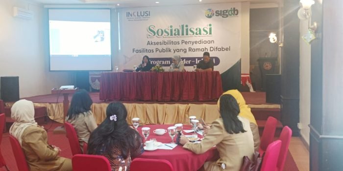 (ki-ka) Narasumber Sosialisasi yakni Tokoh Disabilitas, Lilik Handayani; Koordinator program officer Sigab Balikpapan, Sugianto dan Koordinator of Strategic Development Planning and Infrastructure of ITK, Tiara Rukmaya Dewi. Foto:Niken/BorneoFlash.com