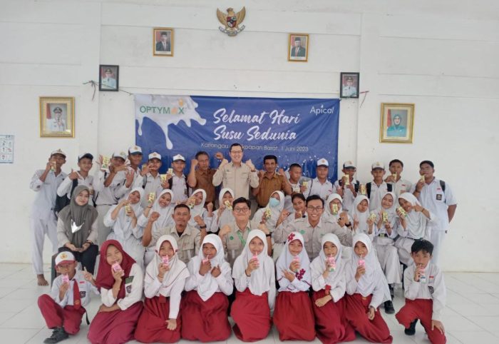 Apical bagikan susu di sekolah Kelurahan Kariangau Foto: BorneoFlash.com/Niken