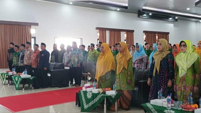 Anggota DPRD Balikpapan Hj Kasmah menghadiri Pengukuhan Pengurus Pimpinan Daerah Muhammadiyah dan Aisyiyah Kota Balikpapan periode 2023-2027, berlangsung di Aula Pondok Pesantren Al Mujahidin Kilometer 10 Balikpapan pada hari Minggu (11/6/2023). Foto: BorneoFlash.com/Niken Sulastri.