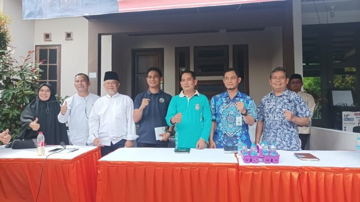 Anggota DPRD Kota Balikpapan, Slamet Iman Santoso menggelar reses masa persidangan II Tahun 2023, di Perumahan Wika C3/22 RT 15, Kelurahan Gunung Samarinda, Kecamatan Balikpapan Utara, pada hari Jumat (9/6/2023).  Foto: BorneoFlash.com/Niken Sulastri.