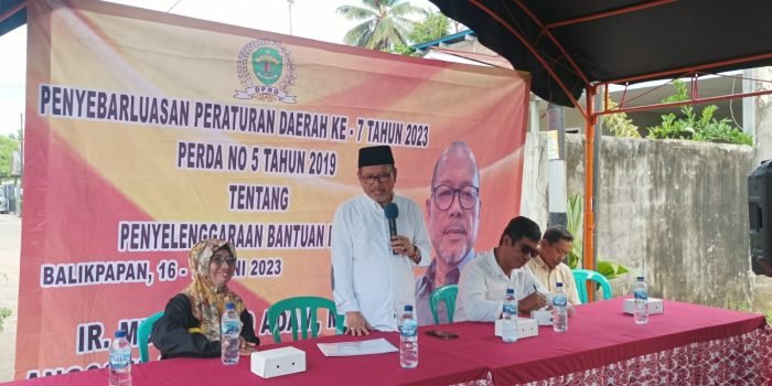 Anggota DPRD Provinsi Kaltim, Ir H Muhammad Adam, M.T menyebarluaskan Perda Nomor 5 Tahun 2019 tentang Penyelenggaraan Bantuan Hukum kepada warga tiga RT, di Kelurahan Lamaru, Kecamatan Balikpapan Timur, pada hari Jumat (16/6/2023) sore. Foto: BorneoFlash