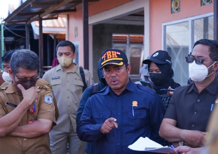 Anggota Komisi III DPRD Bontang, Faisal saat berkunjung ke kampung atas laut Selambai. Foto: BorneoFlash.com/DOK.