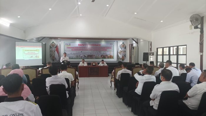 Asisten Bidang Tata Pemerintahan Sekretariat Daerah Kota Balikpapan, Zulkifli saat memberikan sambutan pada pembukaan Rapat Koordinasi bersama Camat dan Lurah Se Kota Balikpapan, di Aula Rumah Jabatan Wakil Wali Kota Balikpapan, Rabu (14/6/2023). Foto: BorneoFlash.com/Niken Sulastri.