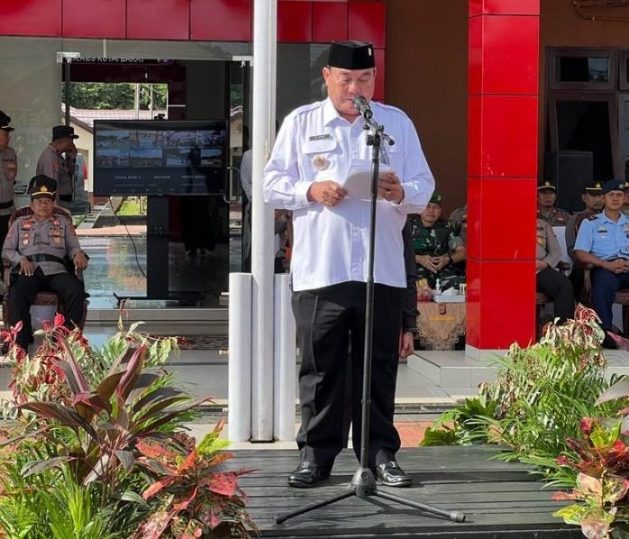 Bupati Kutai Barat FX Yapan di Apel siaga Serentak Pencegahan Karhutla se kabupaten Kutai Barat dan Provinsi Kaltim yang di gelar di mako Polres Kutai Barat, Kamis (22/06/2023). Foto: HO/Humas Polres Kubar.