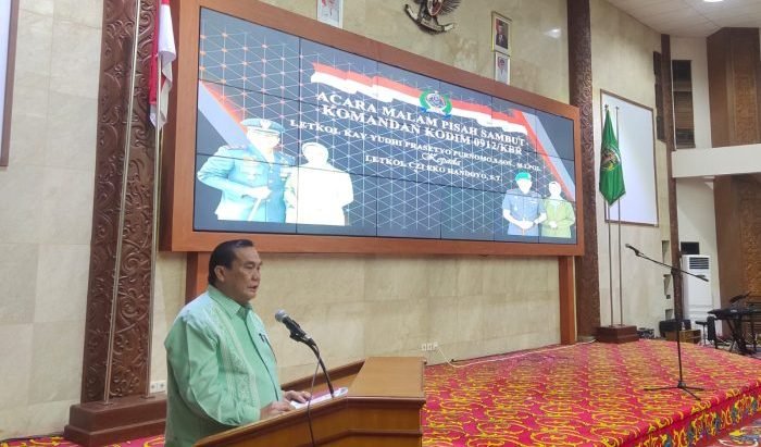 Bupati Kutai Barat FX Yapan memberikan sambutan di malam pisah sambut Dandim 0912/KBR di Auditorium Aji Tulur Jejangkat (ATJ), Rabu (21/06/2023) malam. Foto: BorneoFlash.com/Ist.
