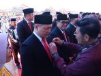 Bupati Paser dr. Fahmi Fadli menerima penghargaan Satyalancana Wira Karya dari Presiden Joko Widodo Yang diserahkan Oleh Menteri Pertanian Syahrul Yasin Limpo atas keberhasilannya dalam melakukan optimalisasi sektor pertanian, di lapangan Lanud Sutan Sjahrir, Kota Padang Provinsi Sumatera Barat, Sabtu (10/06/2023). Foto: HO/Humas Pemkab Paser.