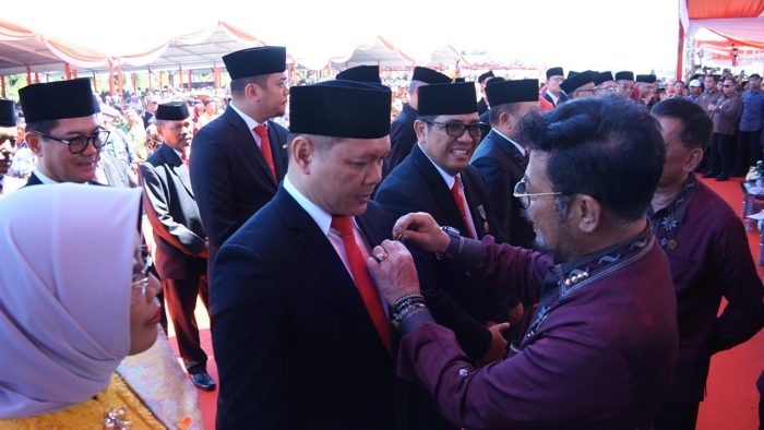Bupati Paser dr. Fahmi Fadli menerima penghargaan Satyalancana Wira Karya dari Presiden Joko Widodo Yang diserahkan Oleh Menteri Pertanian Syahrul Yasin Limpo atas keberhasilannya dalam melakukan optimalisasi sektor pertanian, di lapangan Lanud Sutan Sjahrir, Kota Padang Provinsi Sumatera Barat, Sabtu (10/06/2023). Foto: HO/Humas Pemkab Paser.