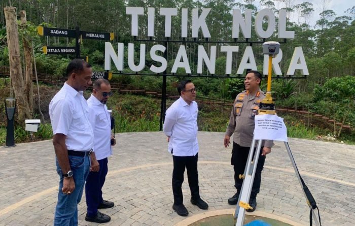 Deputi Bidang Pengendalian Pembangunan OIKN, Thomas Umbu Pati, mendampingi Menteri PANRB, Abdullah Azwar Anas, dalam kunjungan kerja ke kawasan pembangunan IKN, pada Sabtu (10/6/2023). Foto: BorneoFlash.com/Ist.
