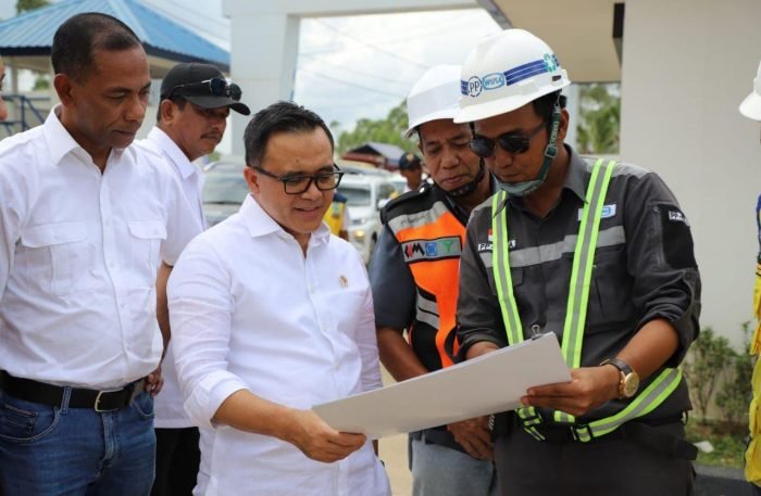 Deputi Bidang Pengendalian Pembangunan OIKN, Thomas Umbu Pati, mendampingi Menteri PANRB, Abdullah Azwar Anas, dalam kunjungan kerja ke kawasan pembangunan IKN, pada Sabtu (10/6/2023). Foto: BorneoFlash.com/Ist.