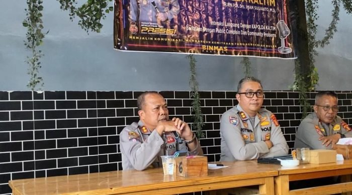 Program Jumat Curhat dihadiri langsung oleh Dirbinmas Polda Kaltim Kombes Pol Anggie Yulianto, Wadir Binmas Polda Kaltim AKBP Roy Satya Putra, di Cafe Zaid Somber Kelurahan Batu Ampar, Kecamatan Balikpapan Utara, Jumat (30/06/2023). Foto: HO/Humas Polda Kaltim.