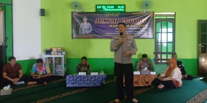 Direktur Binmas Polda Kaltim, Kombes Pol Anggie Yulianto saat memberikan penyampaian Terkait Eksploitasi Anak Kepada warga RT 29 Kelurahan Klandasan Ilir Kecamatan Balikpapan Kota, pada hari Jumat (23/6/2023). Foto: BorneoFlash.com/Niken Sulastri.