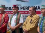 Direktur Wings Air Capt. Fitzgerald Julian Rachman menerima cinderamata dan pengalungan selendang doyo dari Bupati Kutai Barat FX Yapan pada penerbangan perdana Wings Air di bandara Melalan Kutai Barat, Senin siang kemarin (19/6/2023). Foto: BorneoFlash.com/Ist.