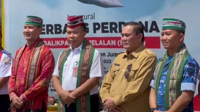 Direktur Wings Air Capt. Fitzgerald Julian Rachman menerima cinderamata dan pengalungan selendang doyo dari Bupati Kutai Barat FX Yapan pada penerbangan perdana Wings Air di bandara Melalan Kutai Barat, Senin siang kemarin (19/6/2023). Foto: BorneoFlash.com/Ist.
