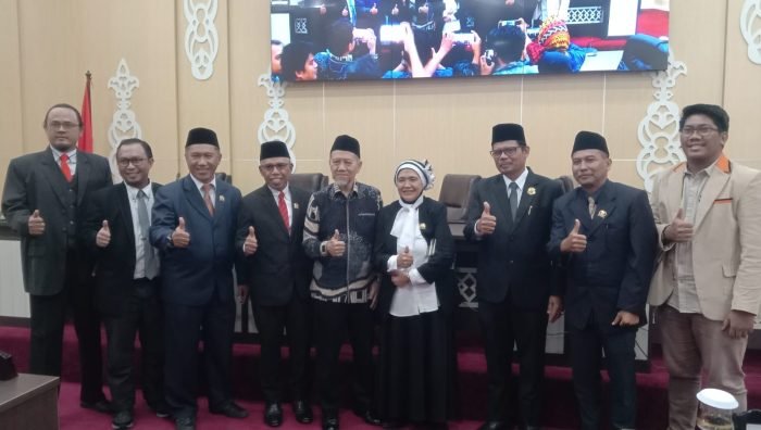 Dra Hj Wahidah bersama Tim PKS. Foto: BorneoFlash.com/Niken Sulastri. 