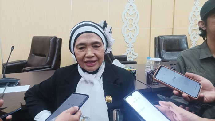 Dra Hj Wahidah menggantikan posisi Hasanuddin di Komisi IV DPRD Balikpapan dan juga sebagai anggota Badan Anggaran dan Badan Musyawarah. Foto: BorneoFlash.com/Niken Sulastri.