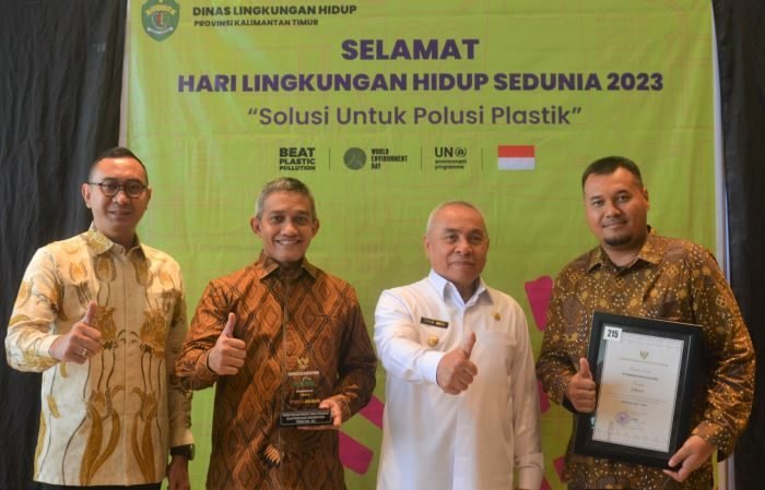 Gubernur Kalimantan Timur, Dr.Ir.H.Isran Noor, M.Si berfoto bersama Direktur Eksternal, Legal & Security Kideco, Arif Kayanto, Manager ERS, M.Luqman Hakim dan Manager Safety & Environment, Nugraha Wikuyanto. Foto: HO/Kideco Jaya Agung.