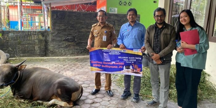 Lurah Karang Jati, Munir Ahmad (Kiri) menerima hewan kurban yang diserahkan oleh Community Development Manager RDMP Balikpapan JO Eriek Kristiyan (nomor dua dari kiri) pada 27 Juni 2023 di Kantor Kelurahan Karang Jati Balikpapan Foto: HO/RDMP
