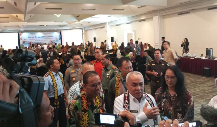 Gubernur Kalimantan Timur (Kaltim), H. Isran Noor saat menghadiri FGD, di Grand Jatra Hotel Balikpapan, Rabu (7/6/2023). Foto: BorneoFlash.com/Niken Sulastri. 

